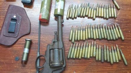 مداهمة بلدة زعترة وضبط أسلحة واعتقال مشتبه